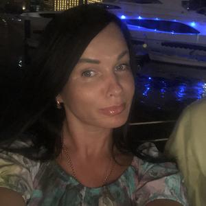 Девушки в Дубаи: Catherine, 45 - ищет парня из Дубаи