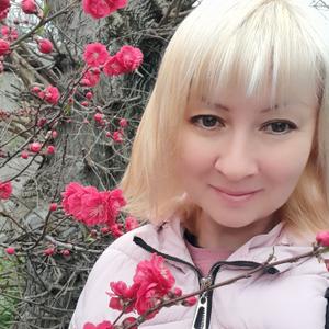 Девушки в Новороссийске: Елена, 48 - ищет парня из Новороссийска