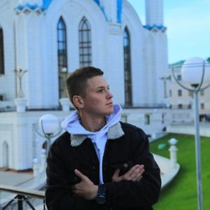 Рустам, 22 года, Казань