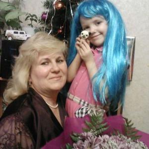 Девушки в Томске: Оленька, 65 - ищет парня из Томска