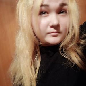 Девушки в Омске: Марина, 22 - ищет парня из Омска