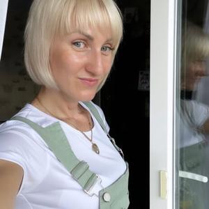 Девушки в Новосибирске: Ксения, 39 - ищет парня из Новосибирска