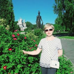 Девушки в Петрозаводске: Елена, 57 - ищет парня из Петрозаводска