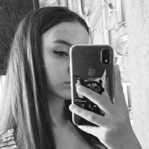 Девушки в Омске: Лиза, 19 - ищет парня из Омска