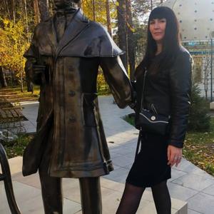 Девушки в Томске: Елена Попова, 45 - ищет парня из Томска