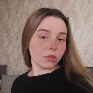 Девушки в Челябинске: Полина, 19 - ищет парня из Челябинска