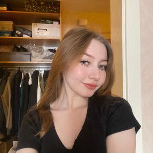 Девушки в Новосибирске: Саша, 19 - ищет парня из Новосибирска