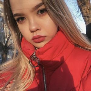 Девушки в Челябинске: Аня, 23 - ищет парня из Челябинска