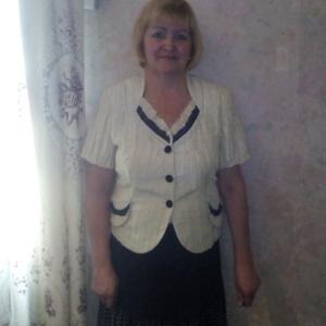 Девушки в Пскове: Елена, 65 - ищет парня из Пскова