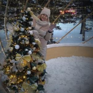 Девушки в Новосибирске: Ксения, 46 - ищет парня из Новосибирска