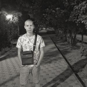 Парни в Волгограде: Денис Тернов, 21 - ищет девушку из Волгограда