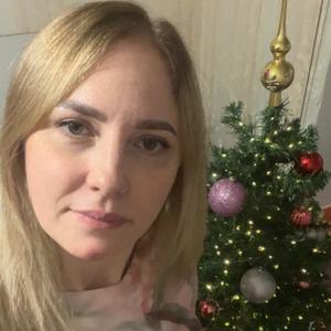Девушки в Томске: Виктория, 37 - ищет парня из Томска