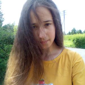 Девушки в Омске: Полина, 22 - ищет парня из Омска