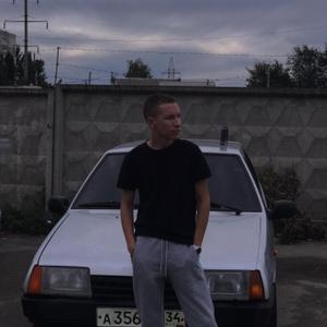 Парни в Волгограде: Максим, 21 - ищет девушку из Волгограда