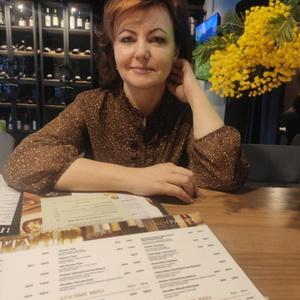 Девушки в Петрозаводске: Елена, 53 - ищет парня из Петрозаводска