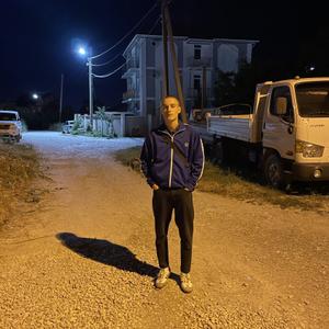 Парни в Геленджике: Андрей, 19 - ищет девушку из Геленджика
