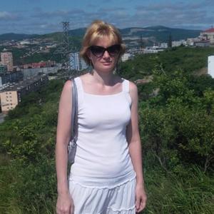 Девушки в Владивостоке: Лана, 43 - ищет парня из Владивостока