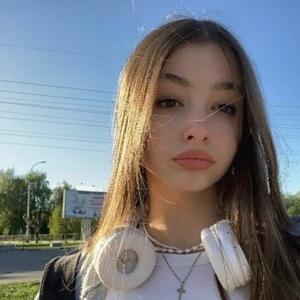 Девушки в Томске: Sonya, 19 - ищет парня из Томска