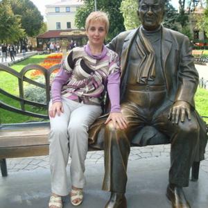 Девушки в Гатчине: Ирина, 65 - ищет парня из Гатчины