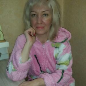 Девушки в Новосибирске: Людмила, 54 - ищет парня из Новосибирска