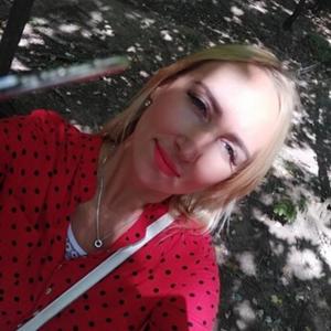 Девушки в Саратове: Арина, 41 - ищет парня из Саратова