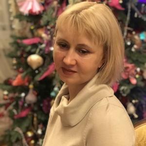 Девушки в Калининграде: Елена, 49 - ищет парня из Калининграда
