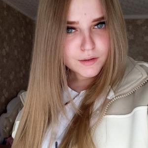 Девушки в Новосибирске: Елизавета, 19 - ищет парня из Новосибирска