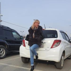 Девушки в Владивостоке: Елена, 48 - ищет парня из Владивостока