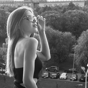 Девушки в Волгограде: Елизавета, 18 - ищет парня из Волгограда