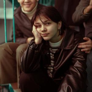 Девушки в Сургуте (Ханты-Мансийский АО): Василиса, 18 - ищет парня из Сургута (Ханты-Мансийский АО)