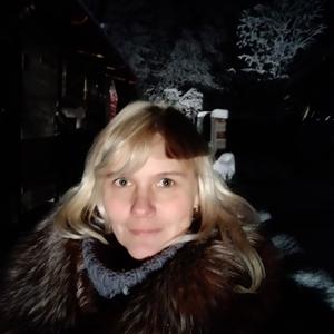 Девушки в Петрозаводске: Арина, 45 - ищет парня из Петрозаводска