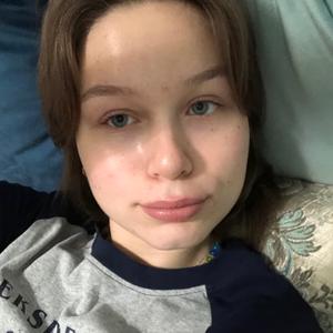 Девушки в Омске: Sophia, 19 - ищет парня из Омска