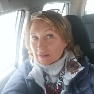 Девушки в Петрозаводске: Елена, 52 - ищет парня из Петрозаводска