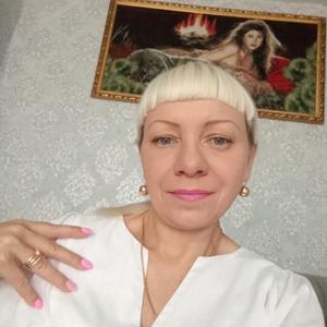 Девушки в Новосибирске: Елена, 45 - ищет парня из Новосибирска