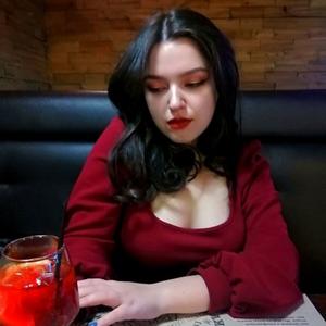 Девушки в Омске: Карина, 23 - ищет парня из Омска