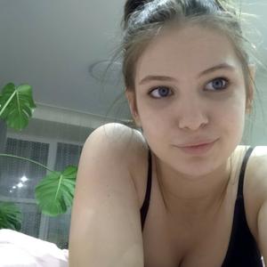 Девушки в Томске: Алёна, 18 - ищет парня из Томска