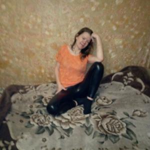 Девушки в Новосибирске: Елена, 29 - ищет парня из Новосибирска
