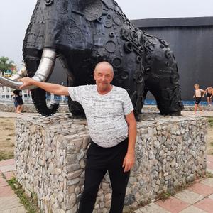Виктор, 57 лет, Магадан
