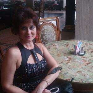 Девушки в Владивостоке: Елена Солнечная, 54 - ищет парня из Владивостока