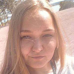 Девушки в Солнечнодольске: Ксения, 26 - ищет парня из Солнечнодольска