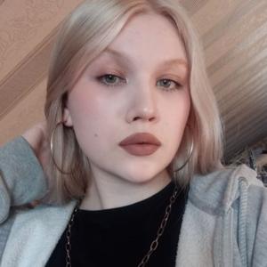Девушки в Томске: Аня, 19 - ищет парня из Томска