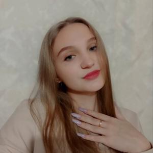 Девушки в Пскове: Лиза, 19 - ищет парня из Пскова